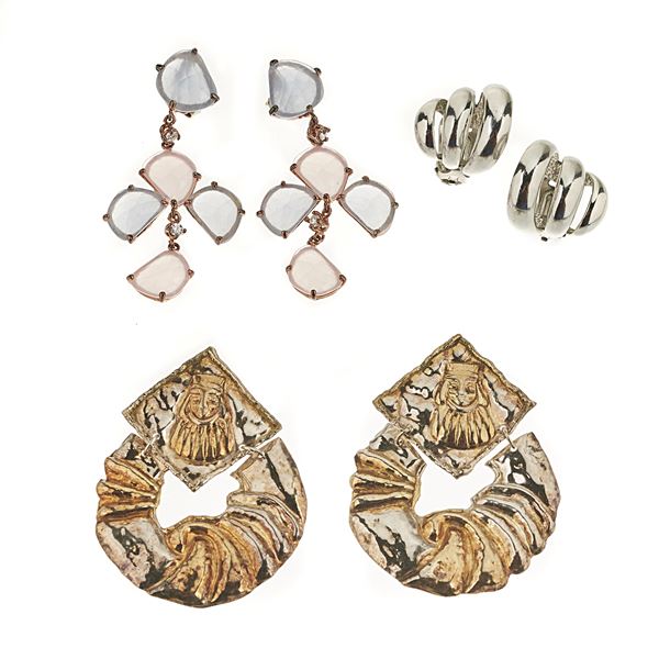 Pair of silver and stone pendant earrings, one pair in silver in an ethnic style and one pair domed  - Auction Auction of Antique and Modern Jewellery, Wristwatches and Bijoux - Curio - Casa d'aste in Firenze