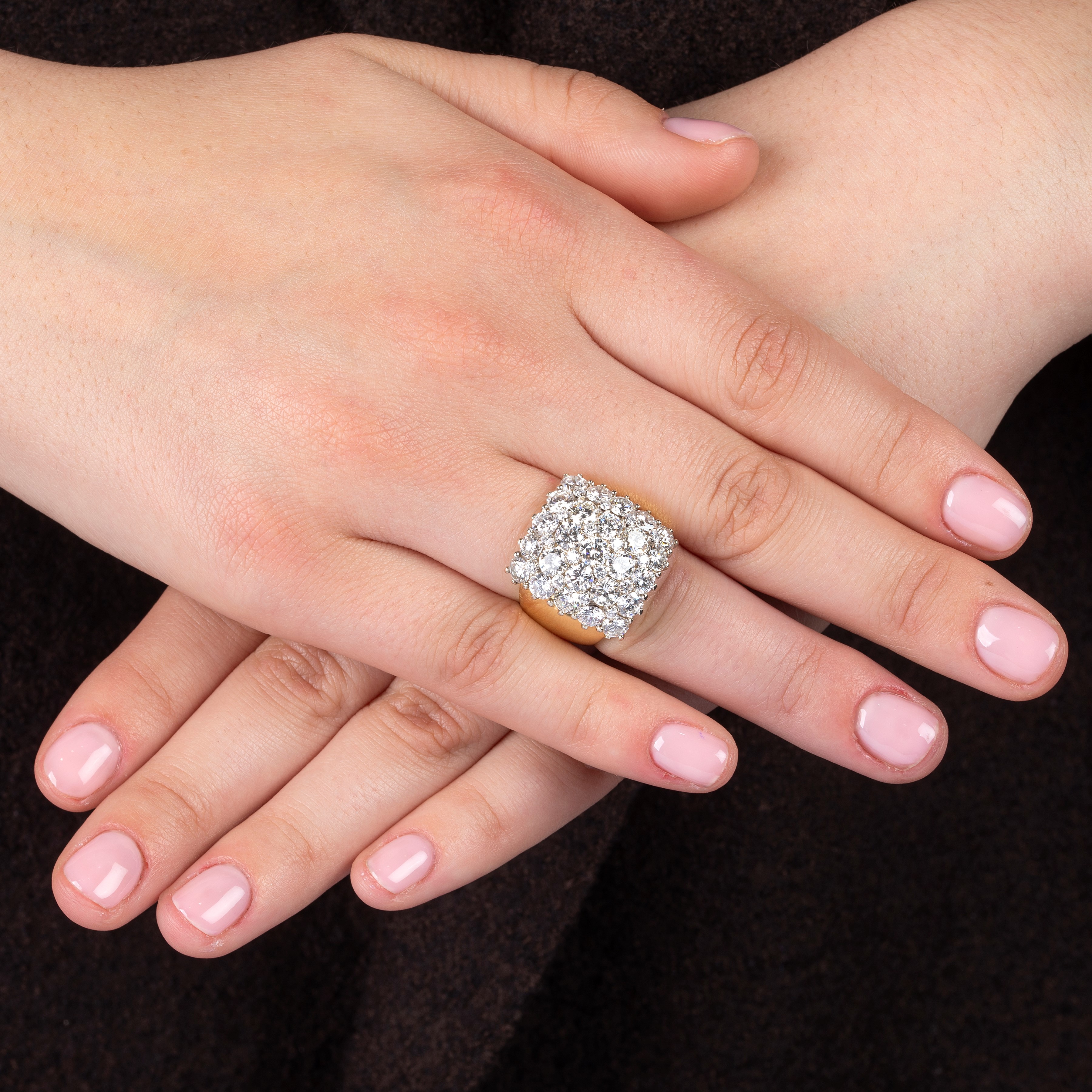 Importante anello a fascia in oro giallo 18 kt e diamanti