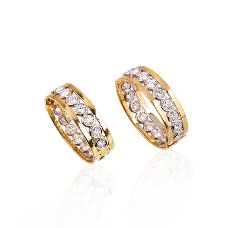 Paio di grandi orecchini a cerchio in oro giallo 18 kt, oro bianco e diamanti
