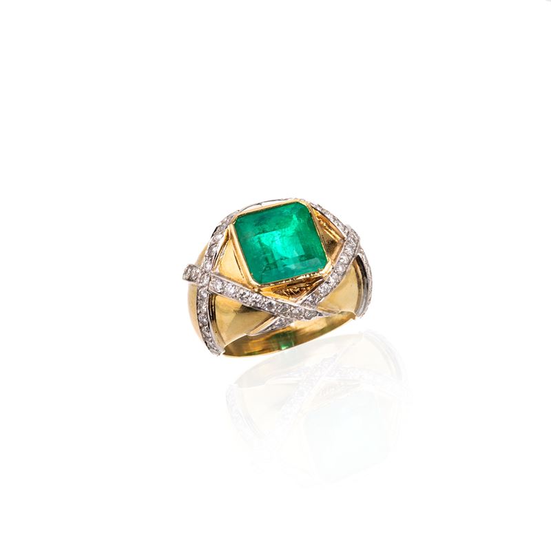 Anello bombato in oro giallo 18 kt, oro bianco, diamanti e smeraldo