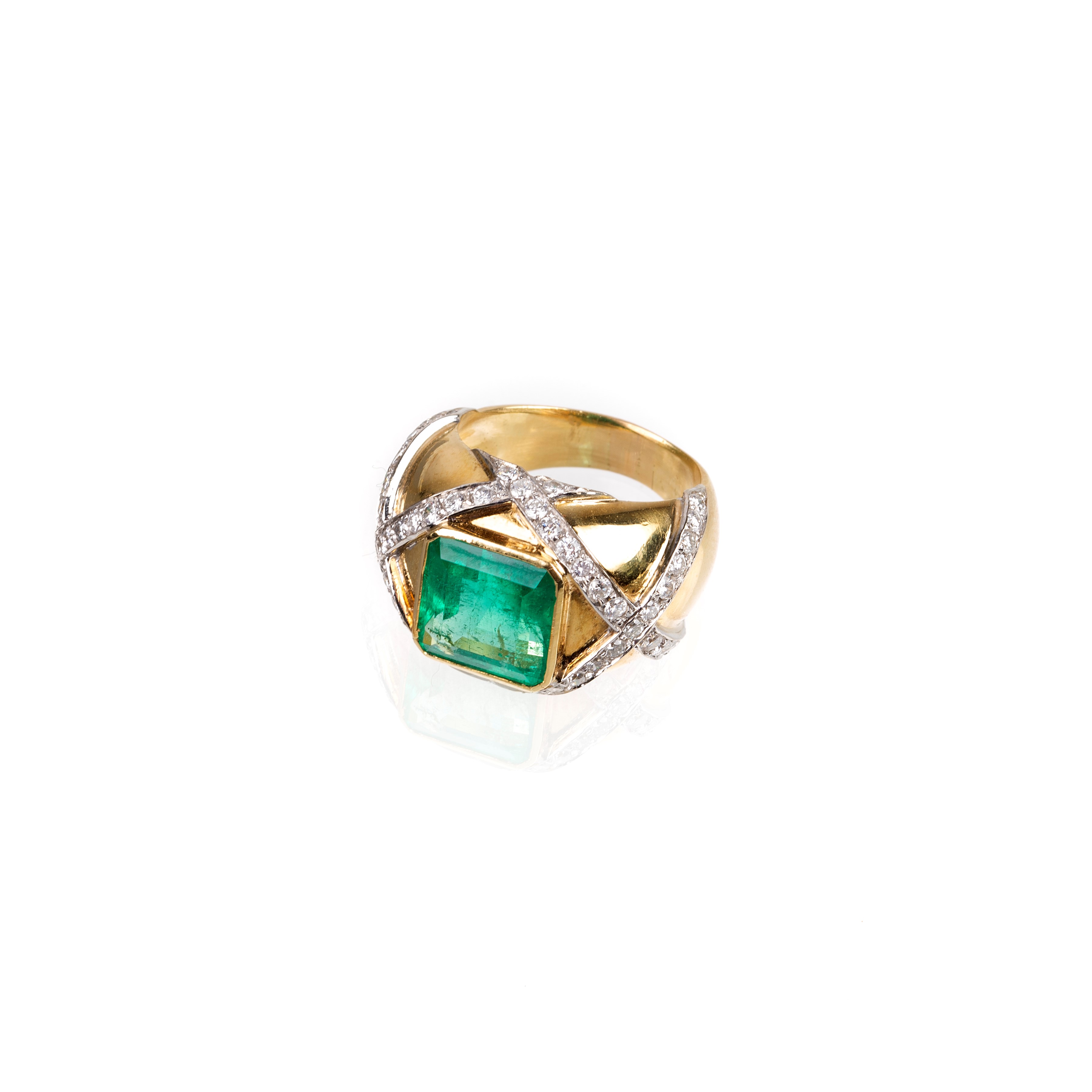Anello bombato in oro giallo 18 kt, oro bianco, diamanti e smeraldo