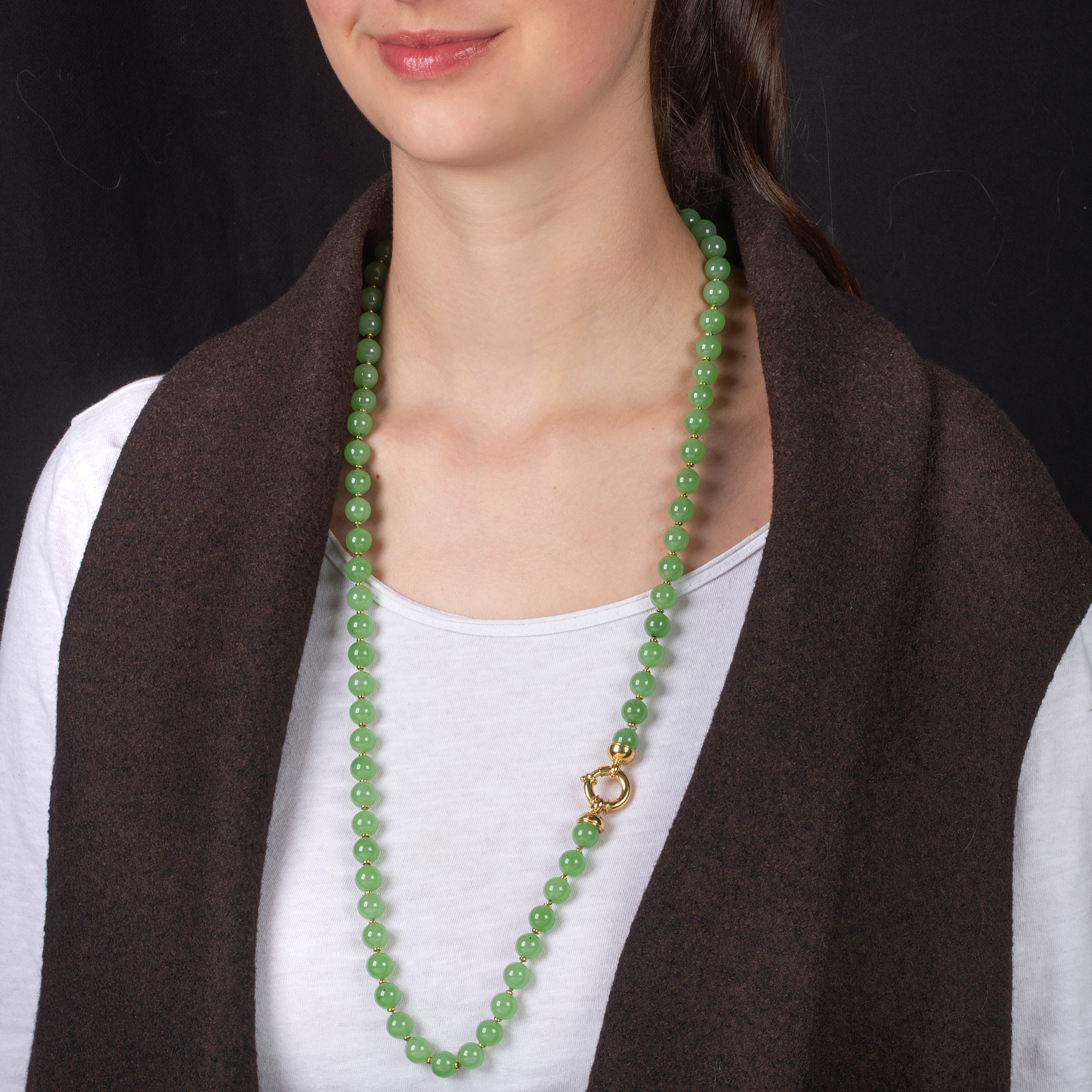 Lunga collana in oro giallo 18 kt e calcedonio verde