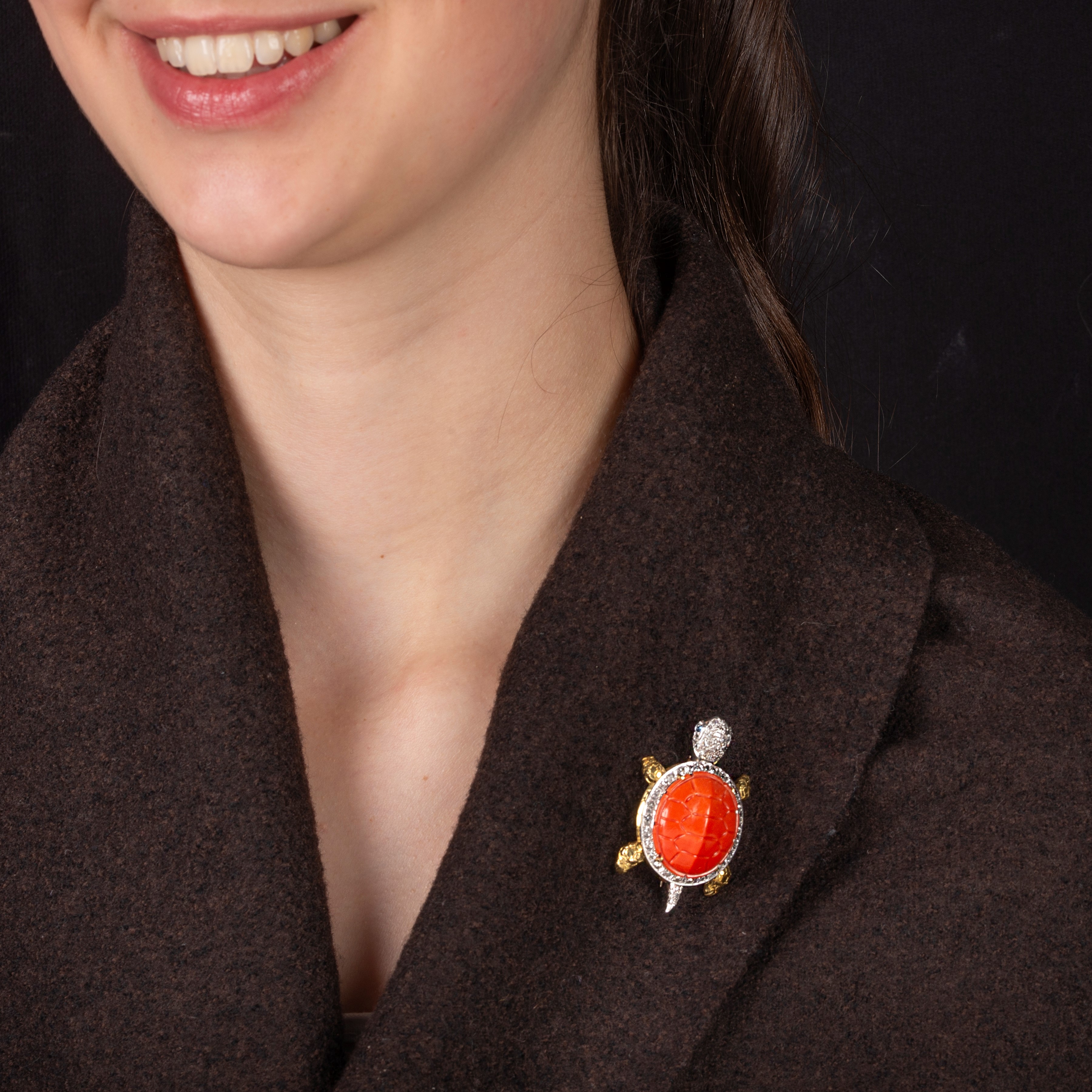 Spilla Tartaruga in oro giallo 18 kt, oro bianco, diamanti e corallo rosso