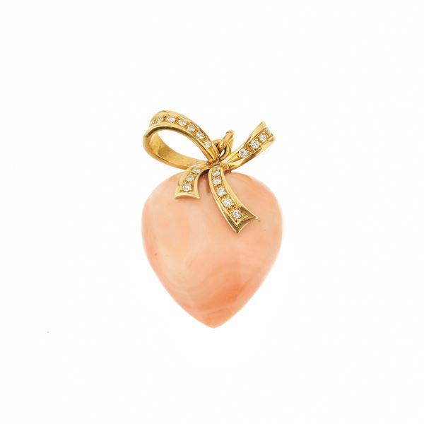 Grande pendente in oro giallo, diamanti e corallo rosa