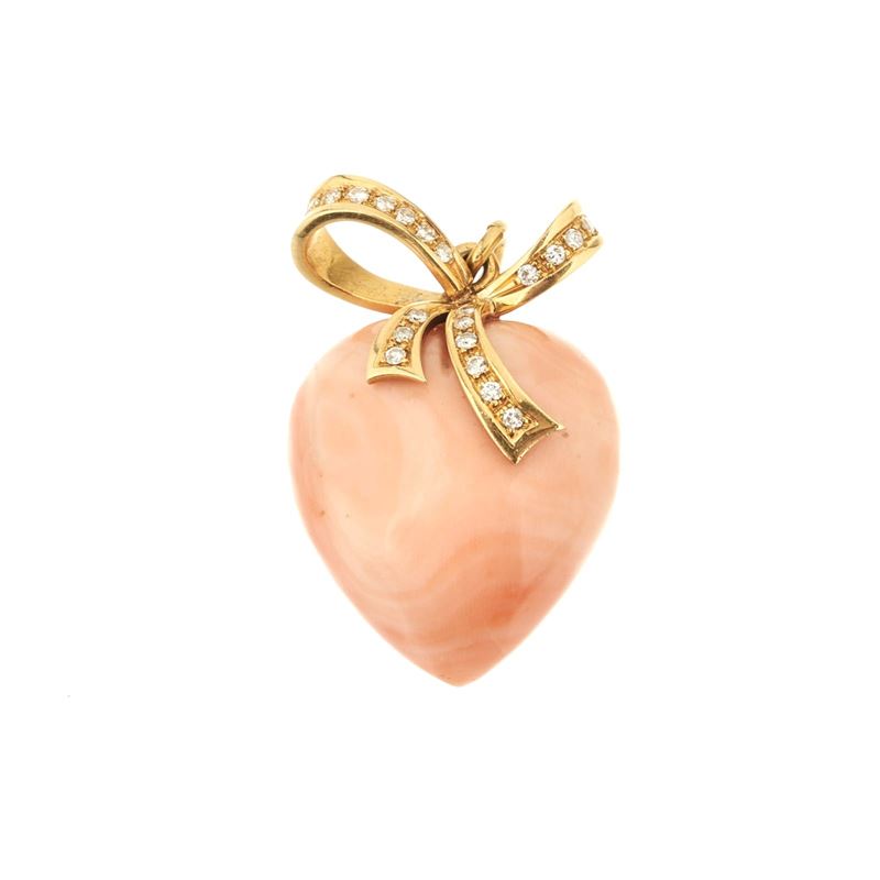 Grande pendente in oro giallo, diamanti e corallo rosa