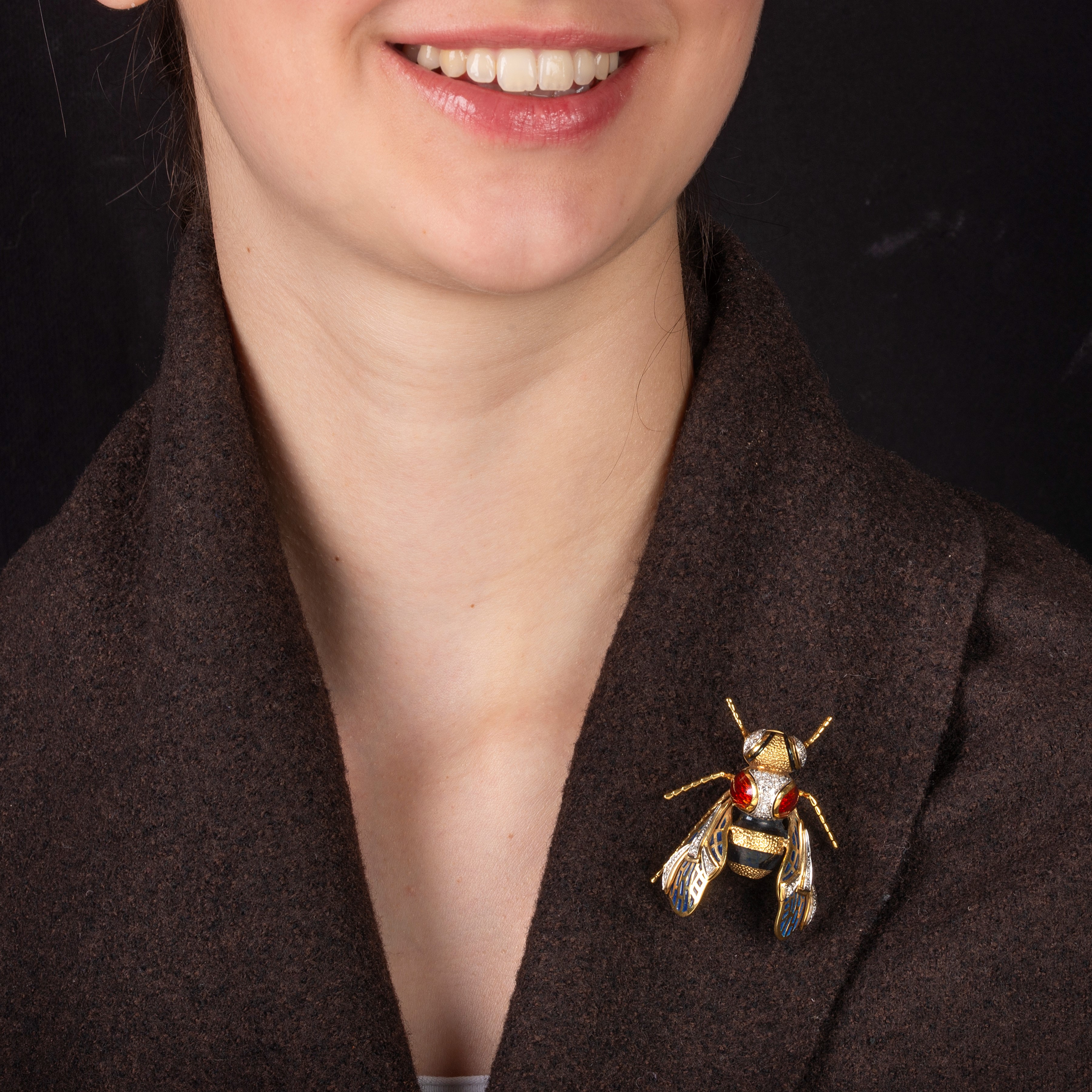 Spilla Ape in oro giallo 18 kt, diamanti e smalti policromi