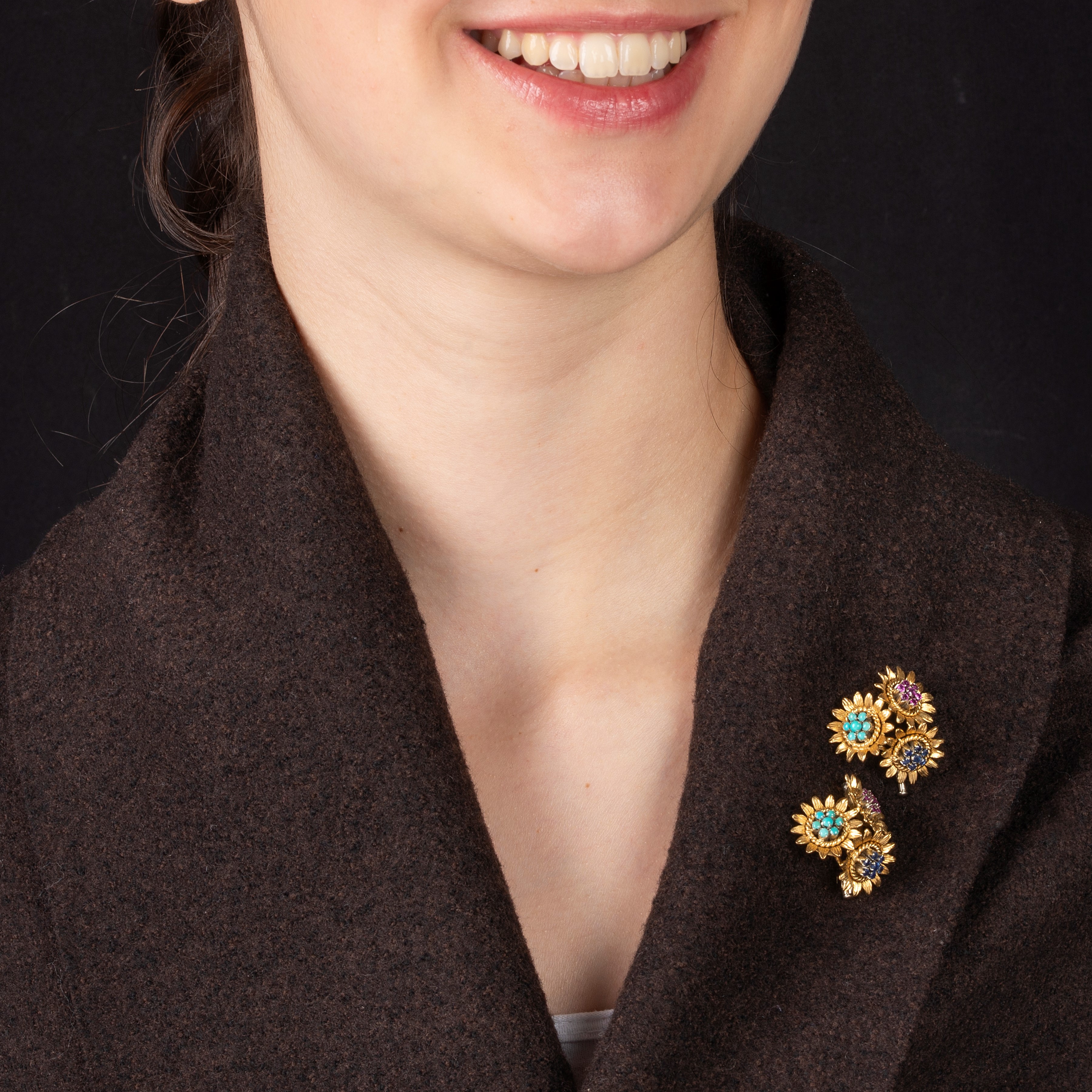 Due clips di ispirazione floreale in oro giallo 18 kt, turchesi, rubini e zaffiri