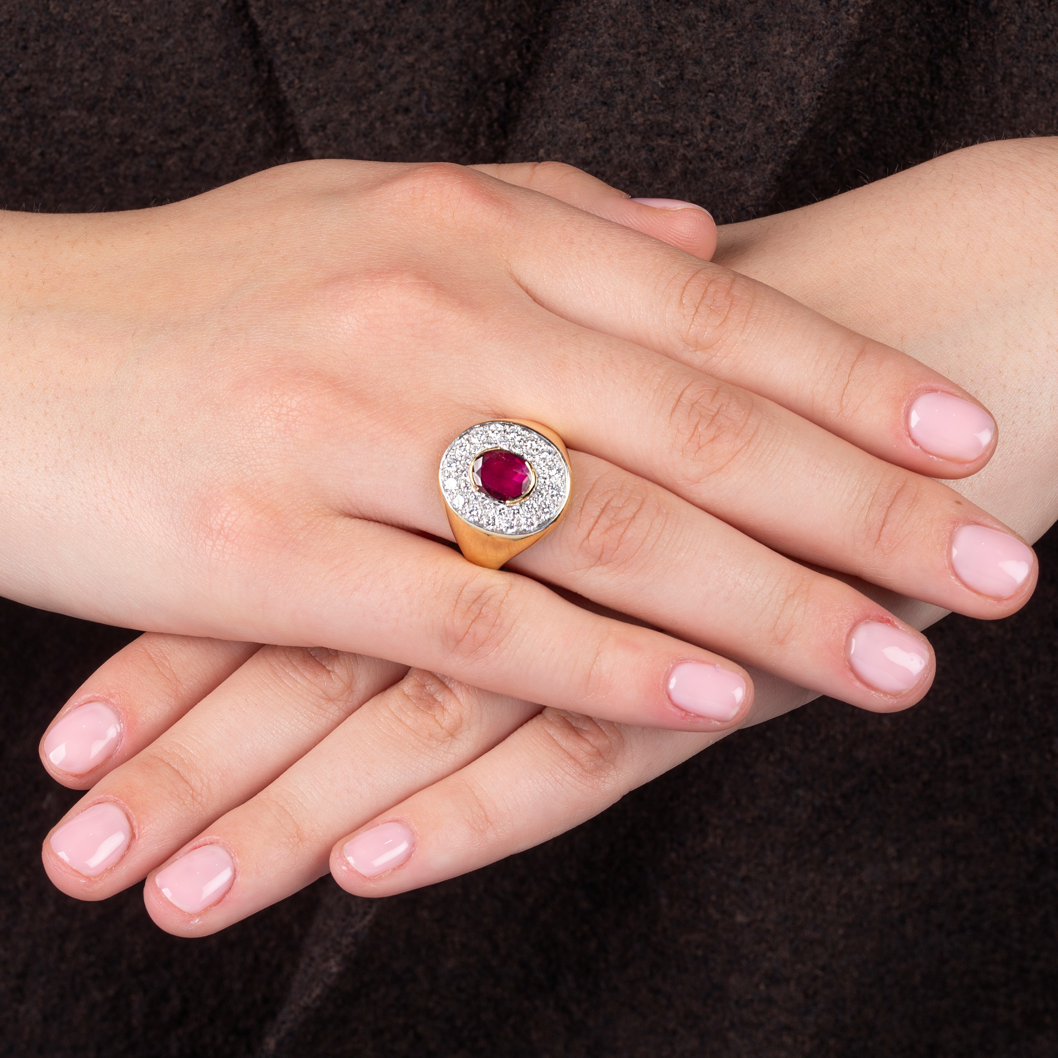 Anello chevalier in oro giallo, diamanti e rubino