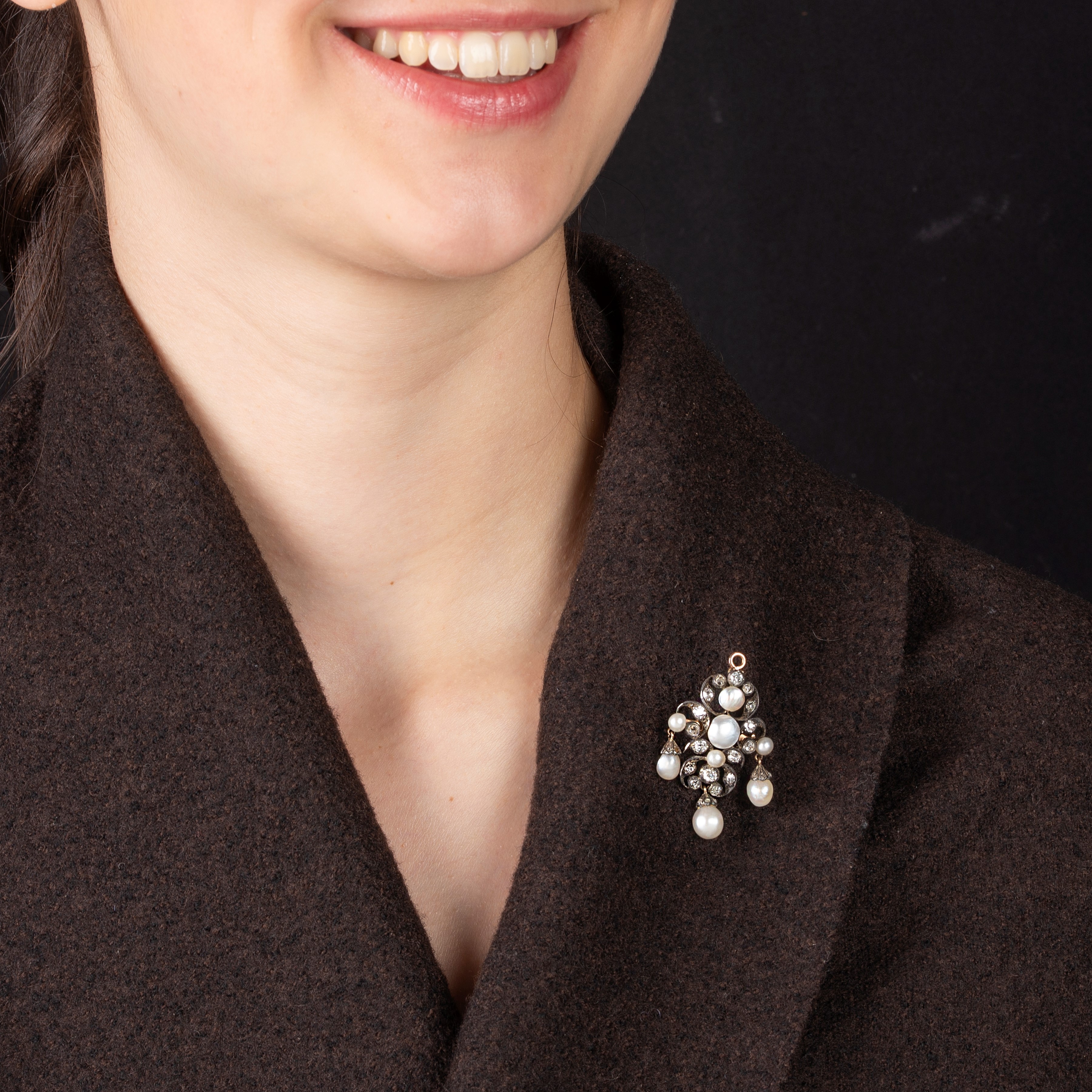 Spilla pendente in oro basso, argento, diamanti e perle