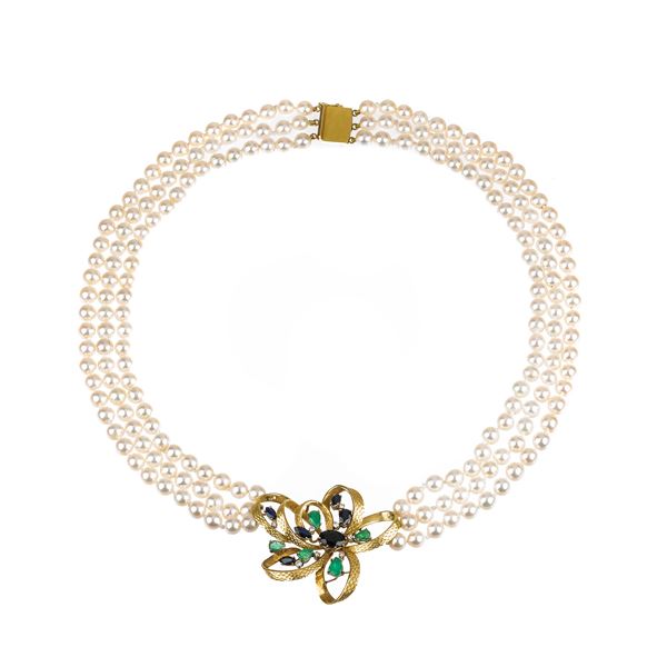 Collana a tre fili di perle coltivate, oro giallo 18 kt, zaffiri, diamanti e smeraldi