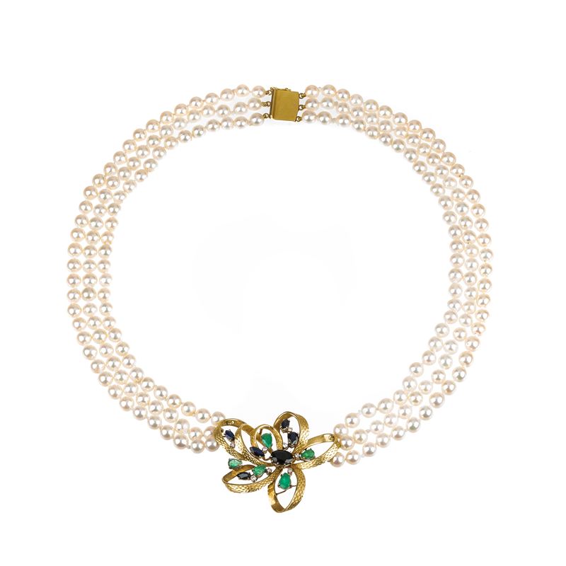Collana a tre fili di perle coltivate, oro giallo 18 kt, zaffiri, diamanti e smeraldi