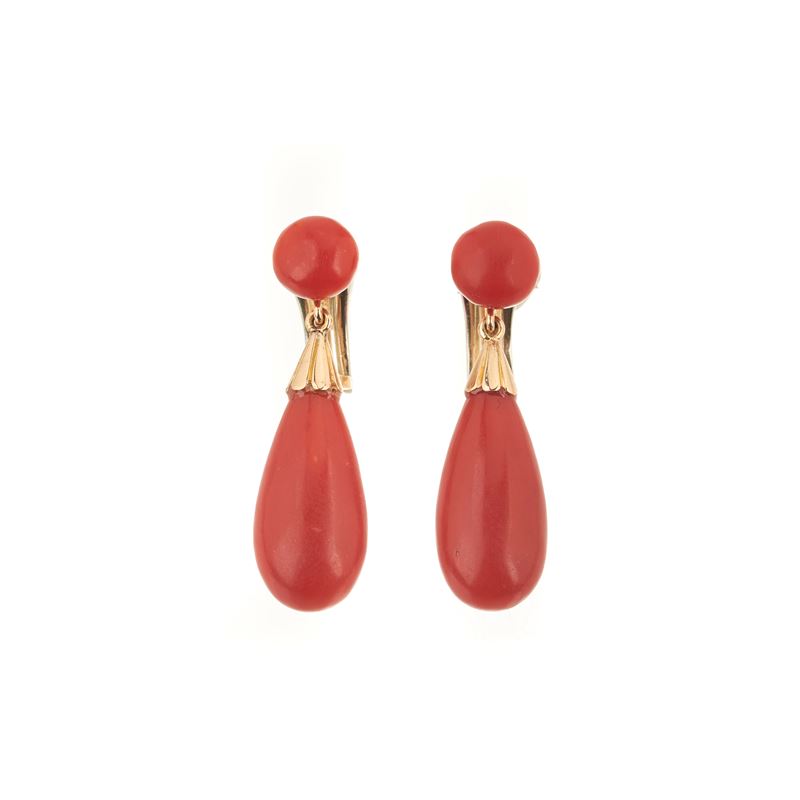 Paio di orecchini pendenti in oro giallo 18kt e corallo rosso