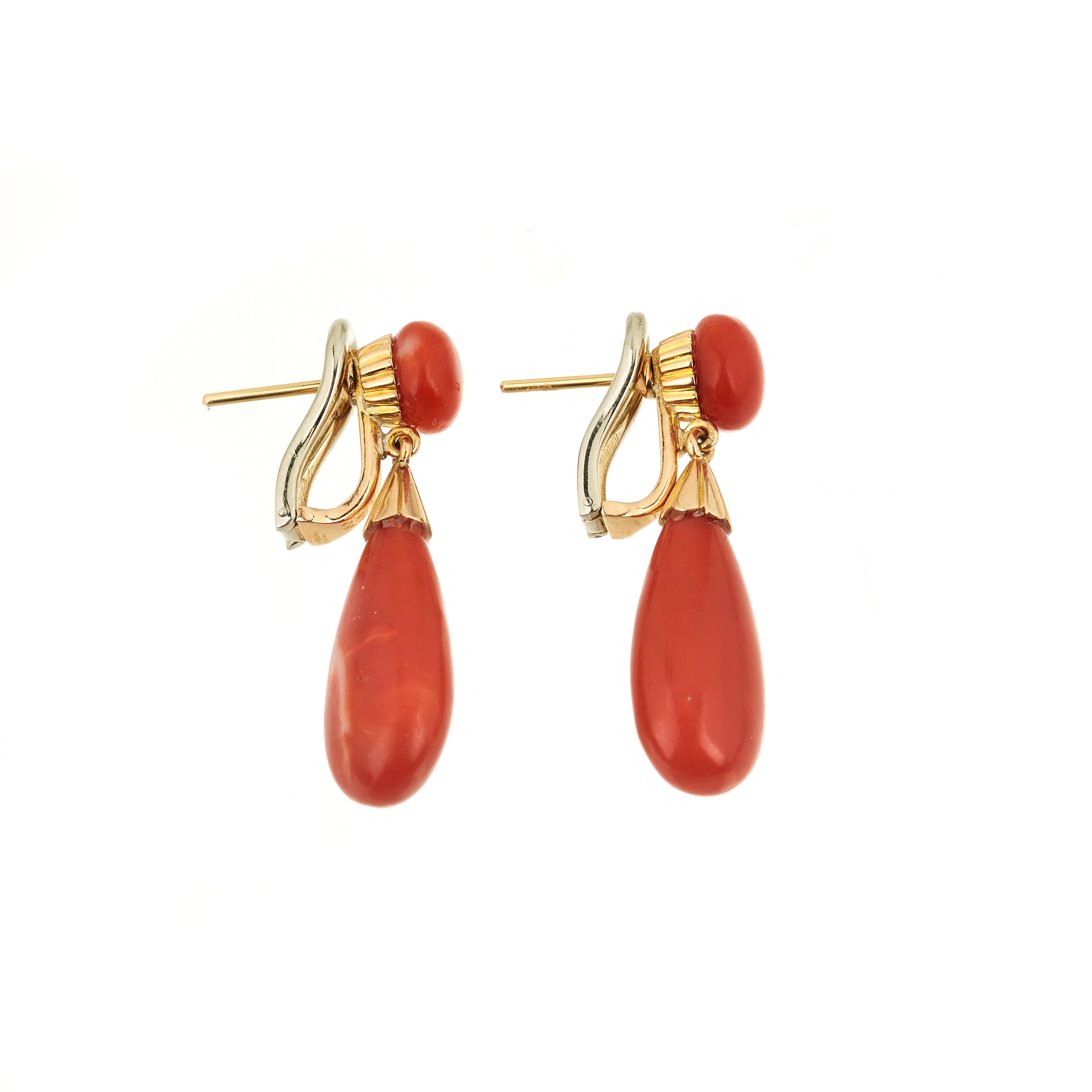 Paio di orecchini pendenti in oro giallo 18kt e corallo rosso
