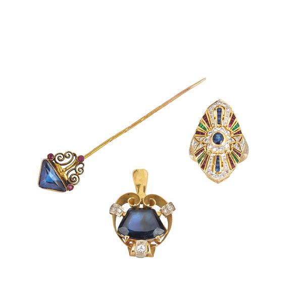 Anello a scudo e pendente in oro 18 kt, zaffiri e diamanti e spilla da cravatto in oro basso