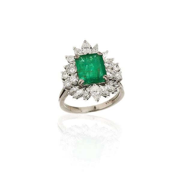 Anello in oro bianco 18 kt, diamanti e smeraldo