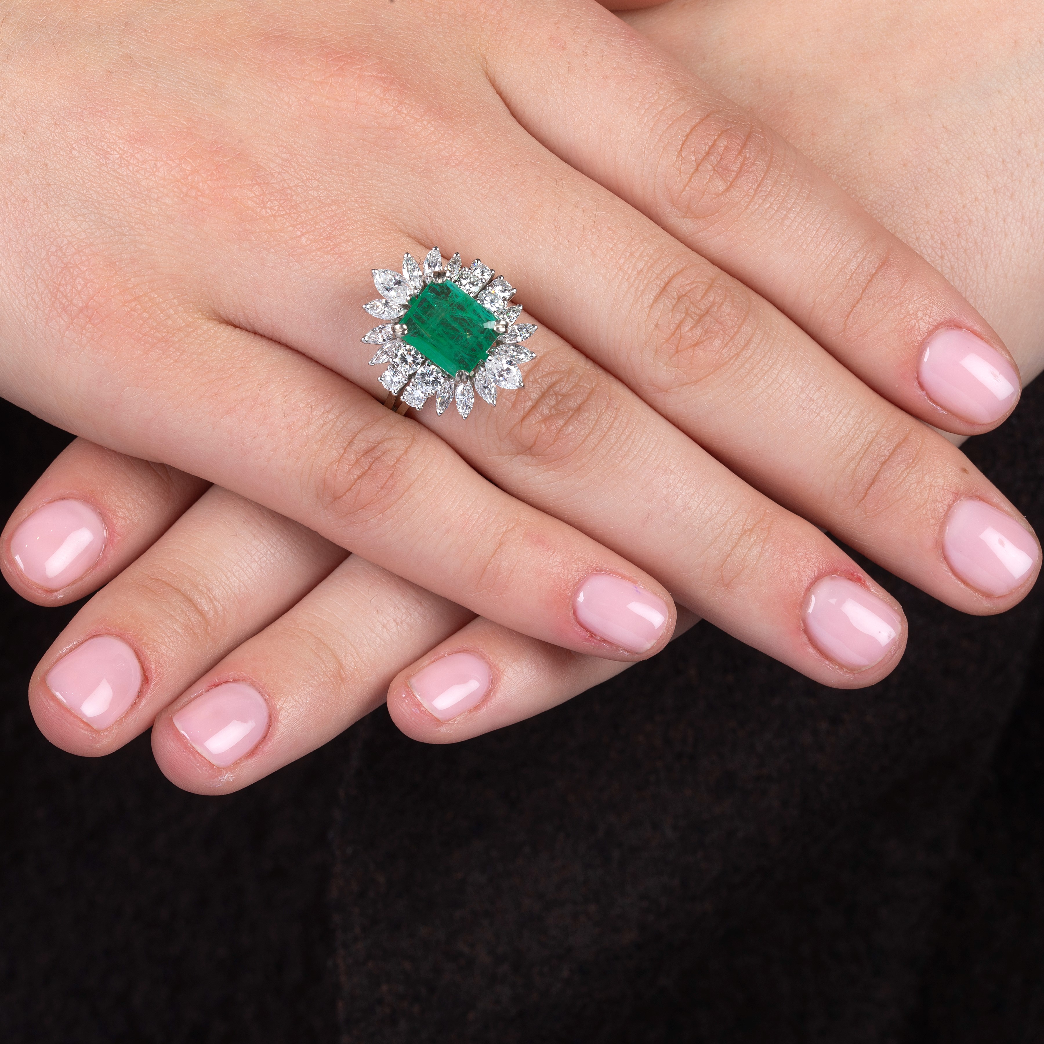 Anello in oro bianco 18 kt, diamanti e smeraldo