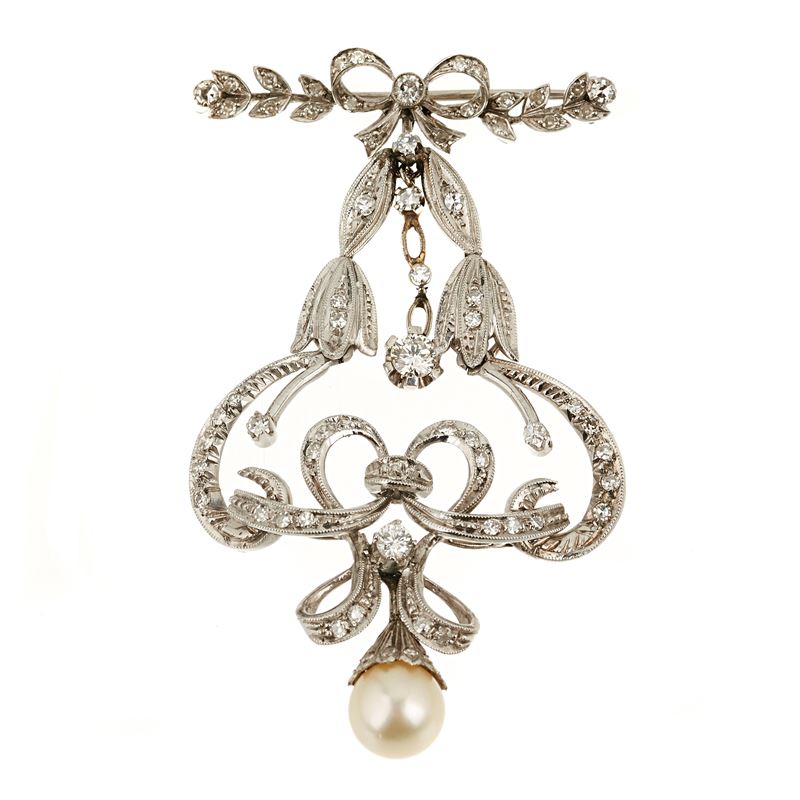 Spilla girandole in oro bianco 18 kt, diamanti e perle