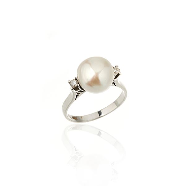 Anello in oro bianco, diamanti e perla coltivata