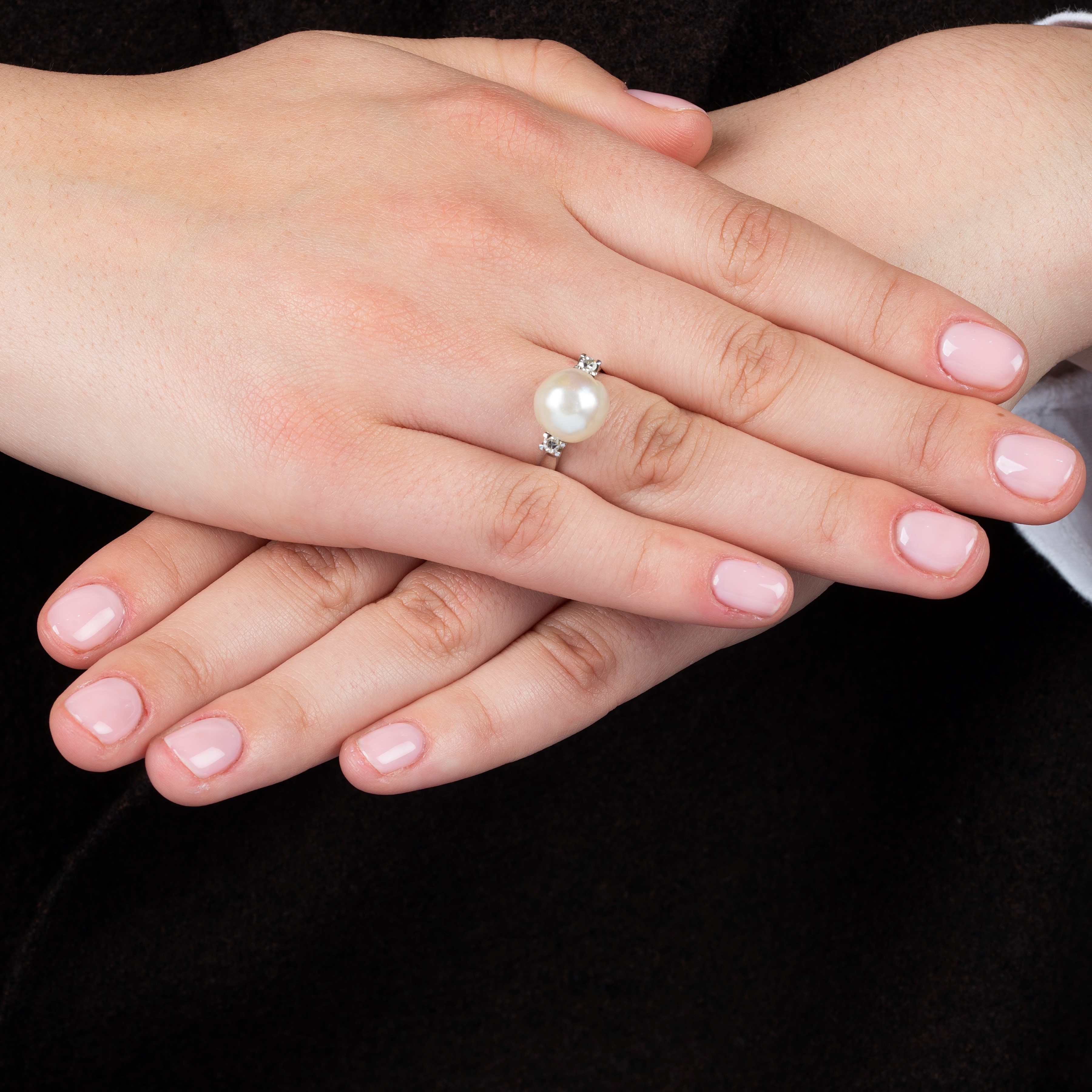 Anello in oro bianco, diamanti e perla coltivata