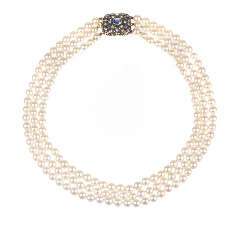 Collana a tre fili di perle coltivate, oro giallo 18 kt, argento, diamanti e zaffiro