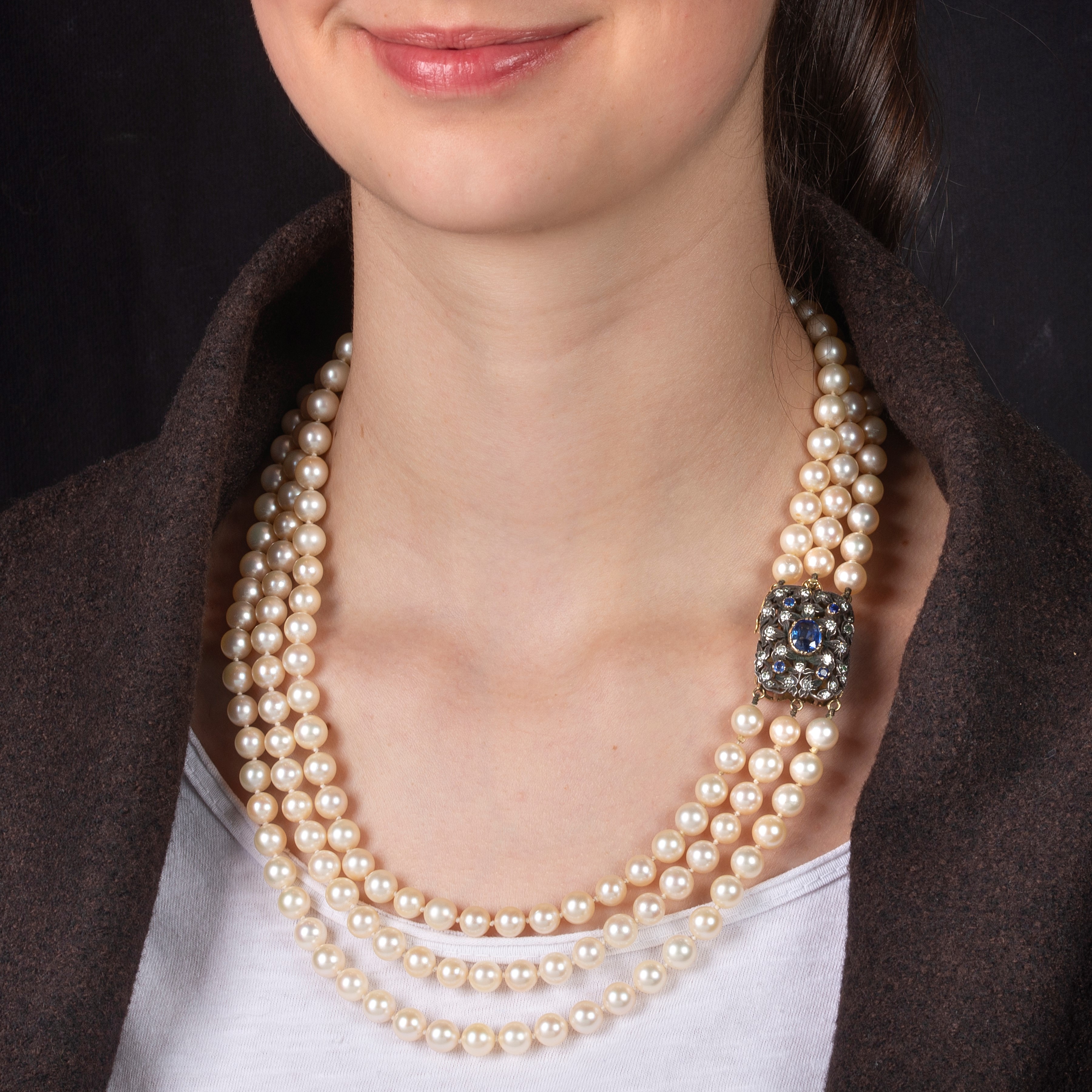 Collana a tre fili di perle coltivate, oro giallo 18 kt, argento, diamanti e zaffiro