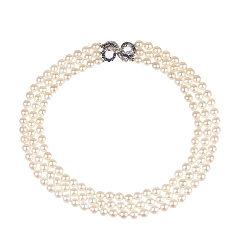 Collana a tre fili in perle coltivate, oro bianco 18 kt, diamanti e zaffiri