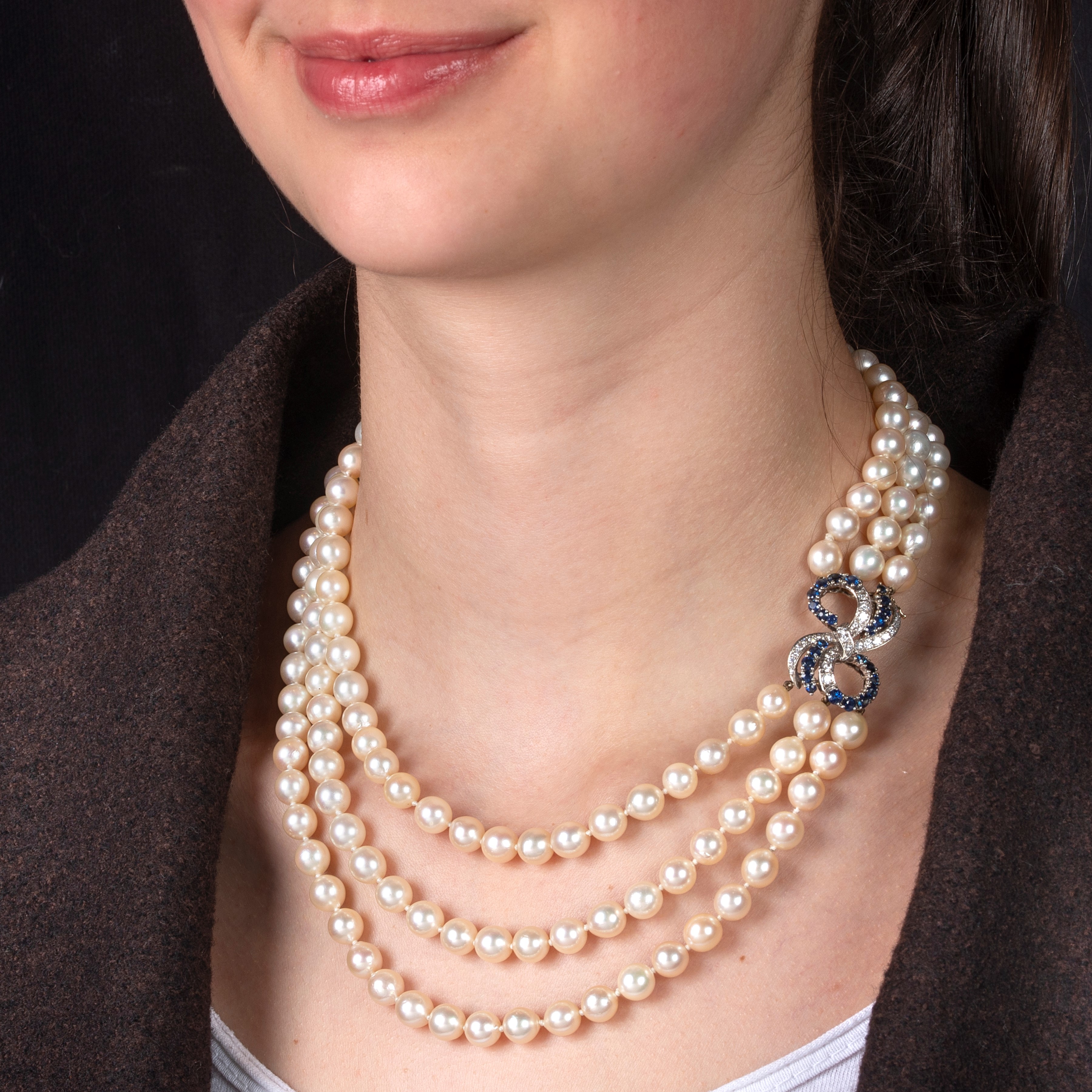 Collana a tre fili in perle coltivate, oro bianco 18 kt, diamanti e zaffiri