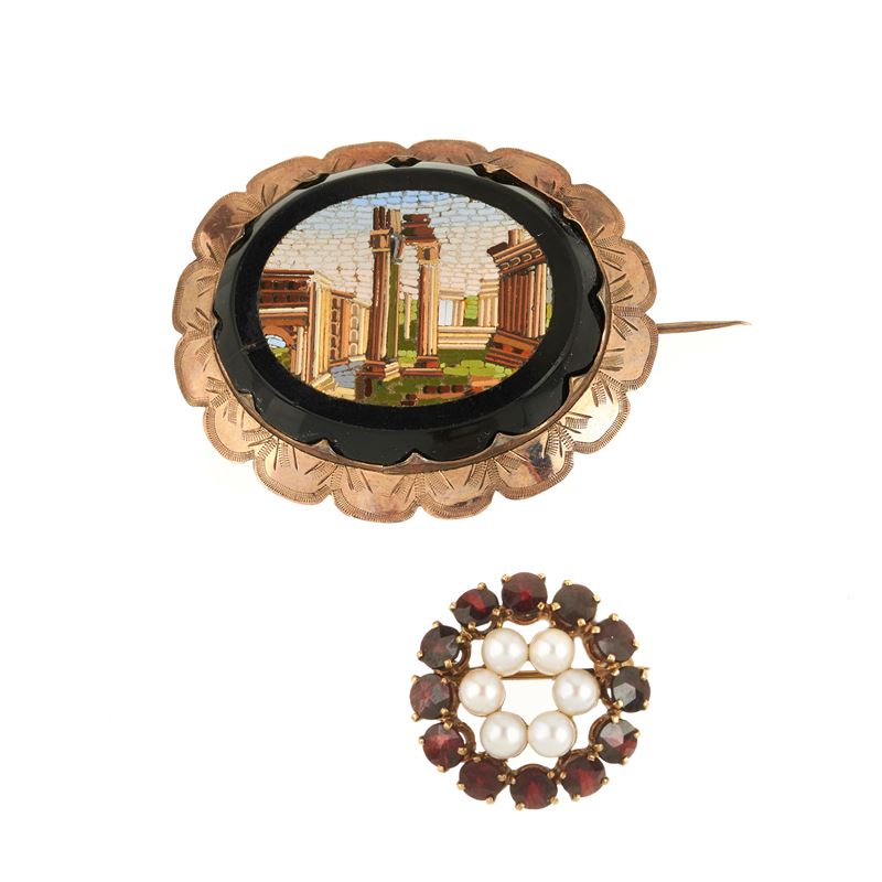 Spilla in oro basso e micromosaico con Rovine e un'altra in oro basso, perle e granati