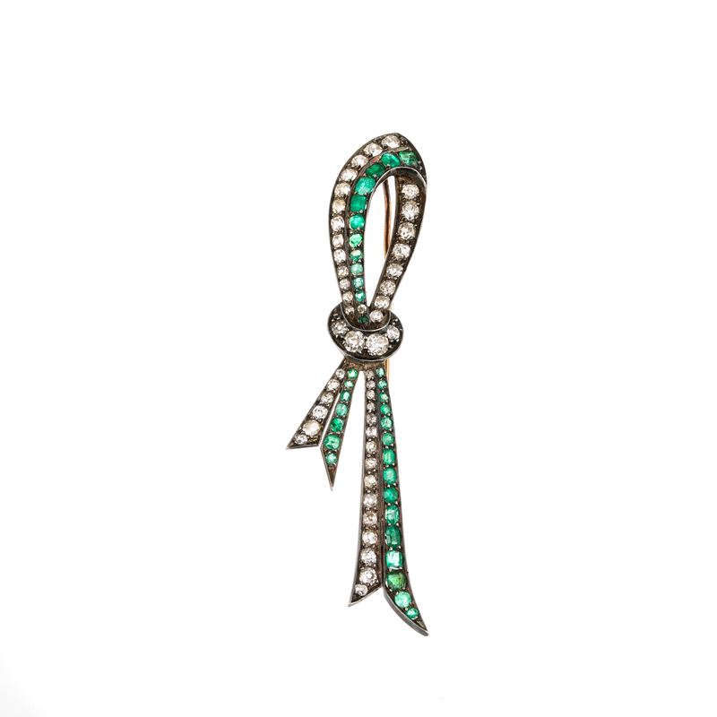 Grande spilla Fiocco in oro basso, oro giallo 18 kt, diamanti e smeraldi
