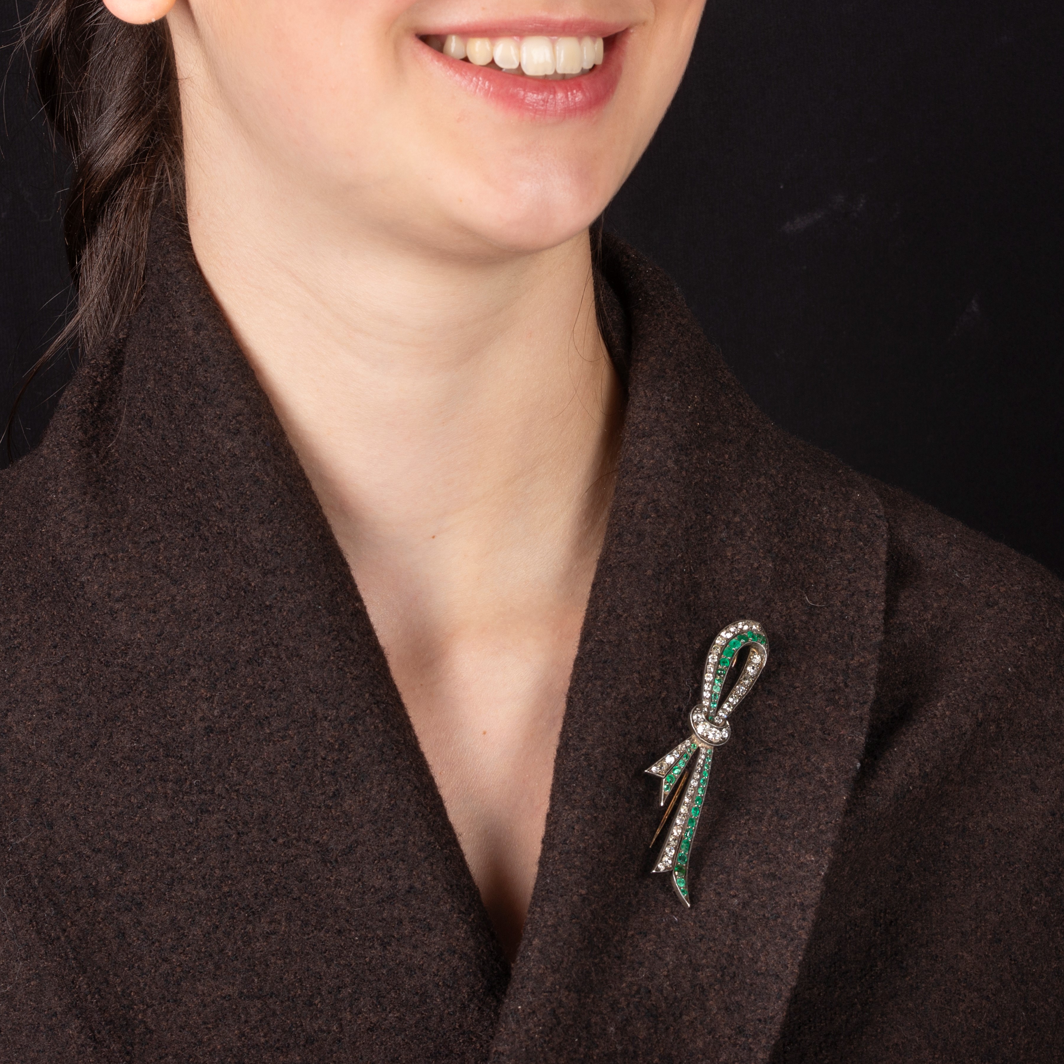 Grande spilla Fiocco in oro basso, oro giallo 18 kt, diamanti e smeraldi