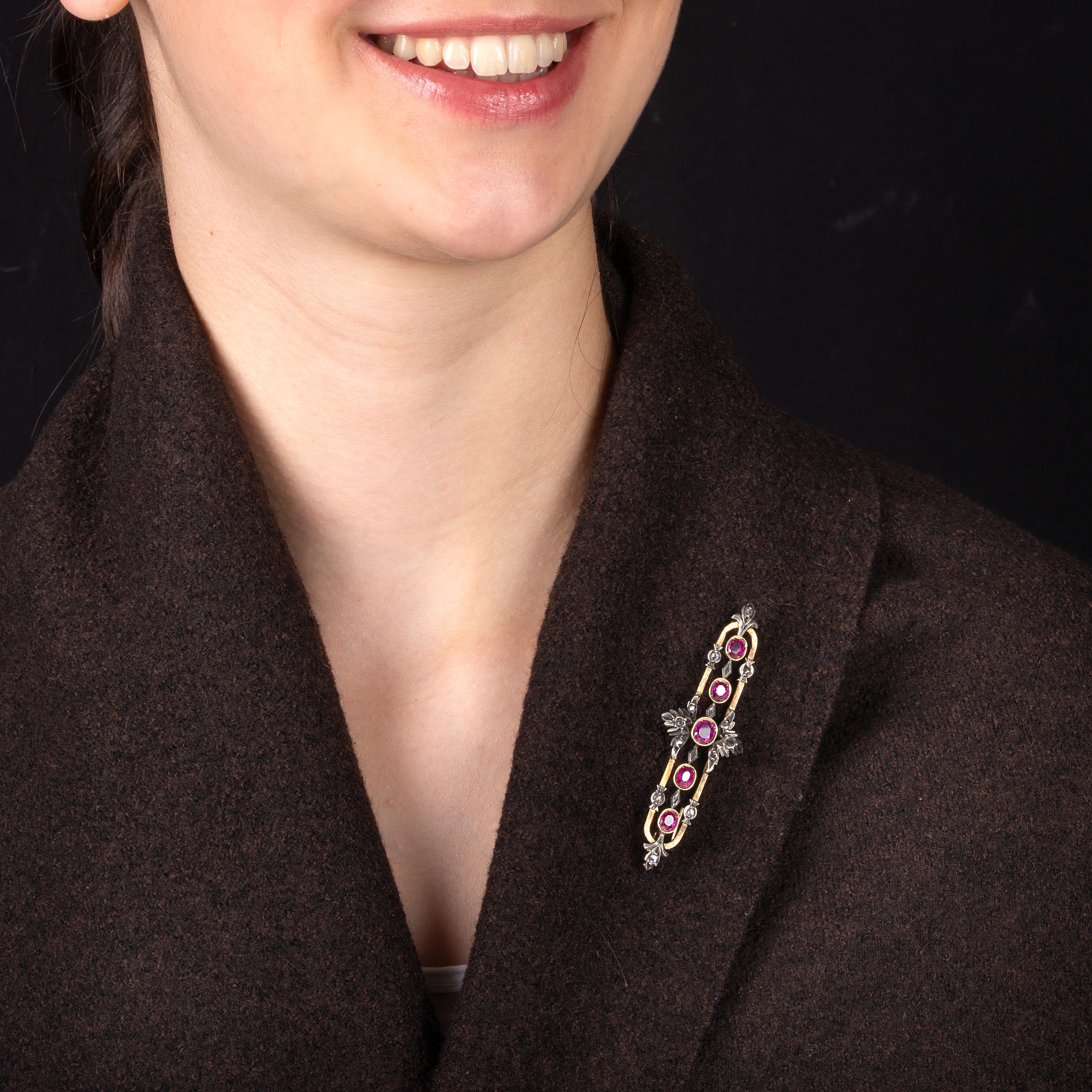 Spilla a barretta in oro giallo 18 kt, argento, diamanti e rubini naturali Birmani