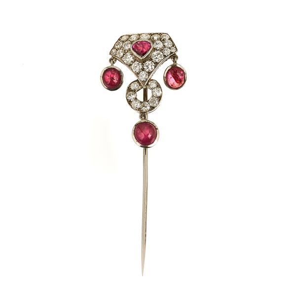 Spilla da cravatta in oro bianco, diamanti e rubini  - Asta Asta di  Gioielli Antichi, Moderni, Orologi da Polso e Bijoux - Curio - Casa d'aste in Firenze