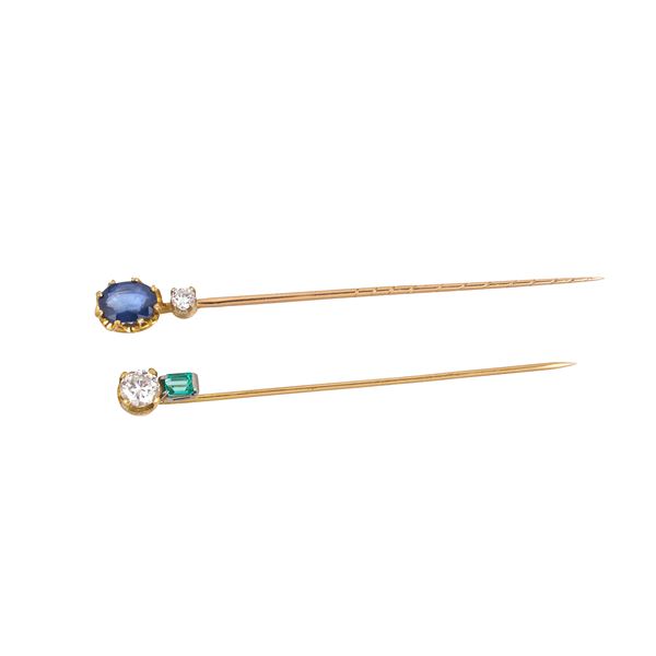 Two yellow gold tie pins, diamond, sapphire and emerald  (Sixties)  - Auction Auction of Antique and Modern Jewellery, Wristwatches and Bijoux - Curio - Casa d'aste in Firenze
