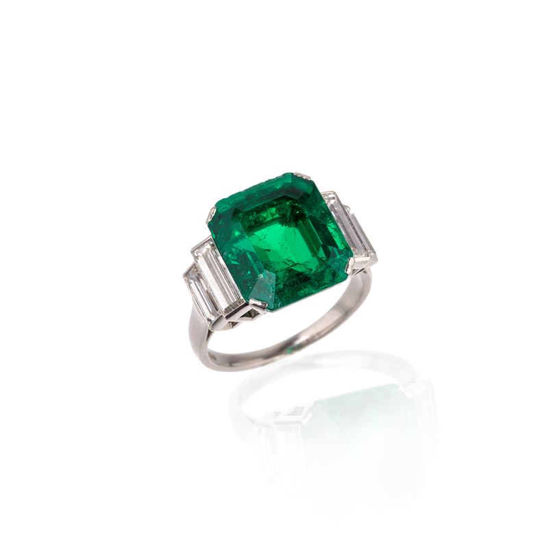 Importante anello in platino, diamanti e smeraldo Colombiano