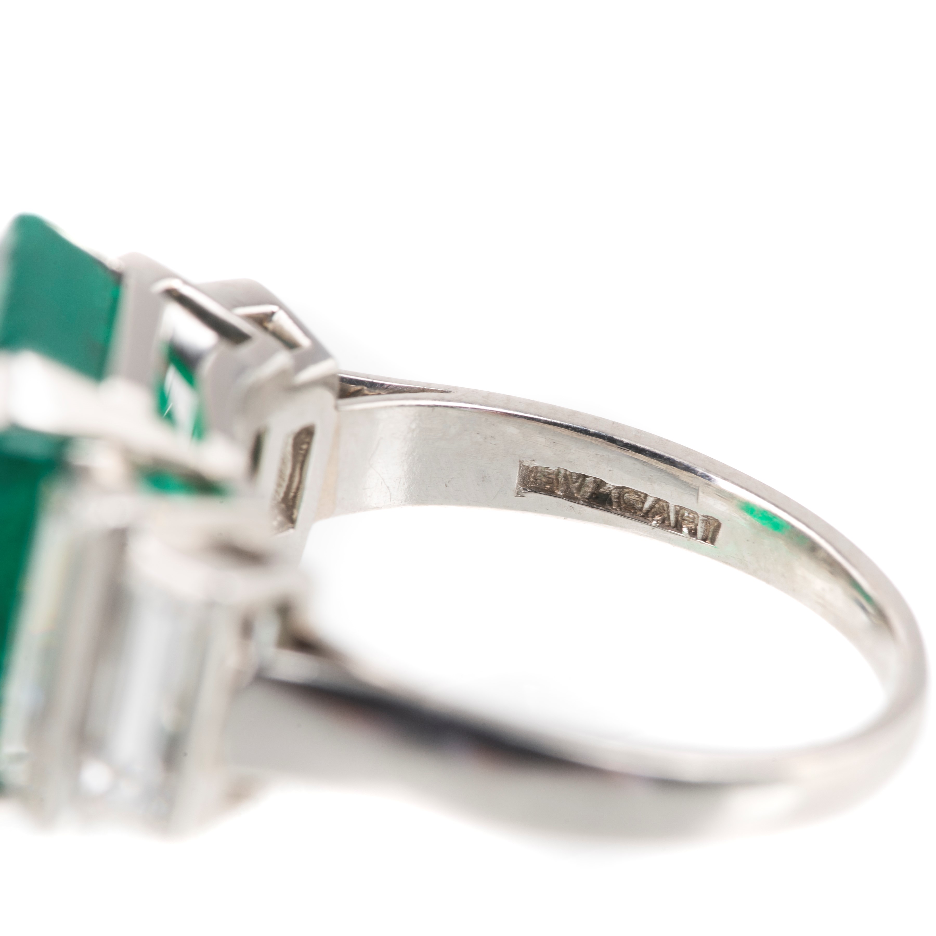 Importante anello in platino, diamanti e smeraldo Colombiano