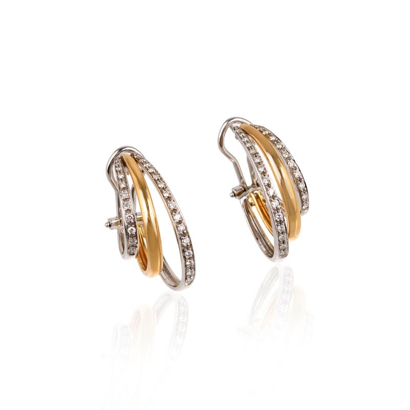 Paio di orecchini a cerchio in oro giallo 18 kt, oro bianco e diamanti
