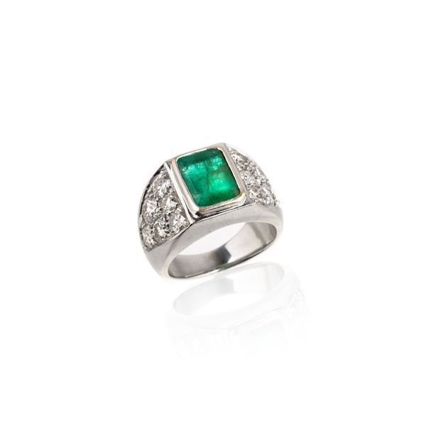 Anello a fascia in oro bianco, diamanti e smeraldo