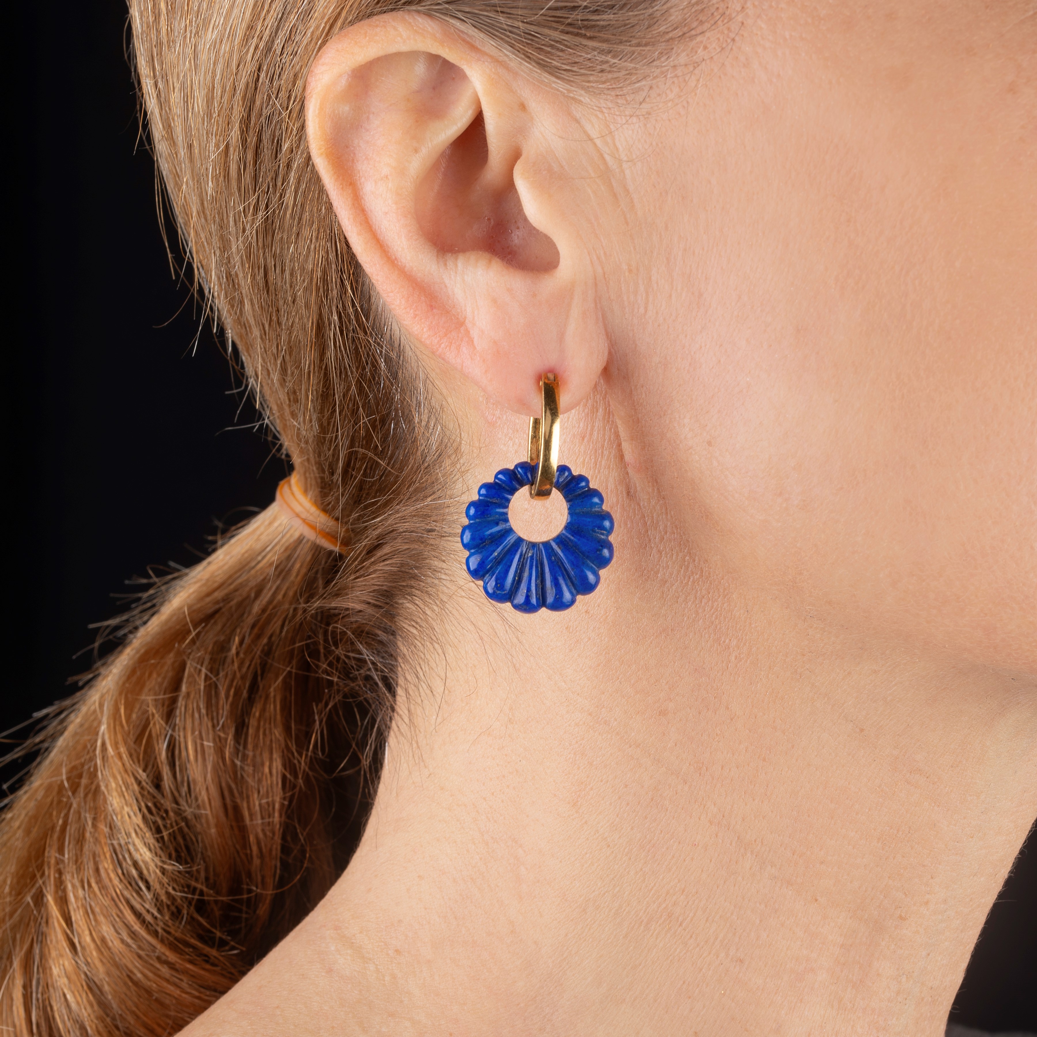 Paio di orecchini pendenti in oro giallo 18 kt e lapislazzuli