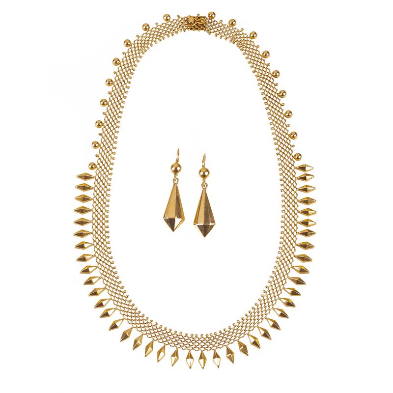 Paio di orecchini pendenti e girocollo in oro giallo 18 kt