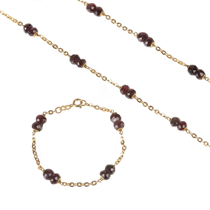 Lunga collana e braccialetto in oro giallo 18 kt e granato