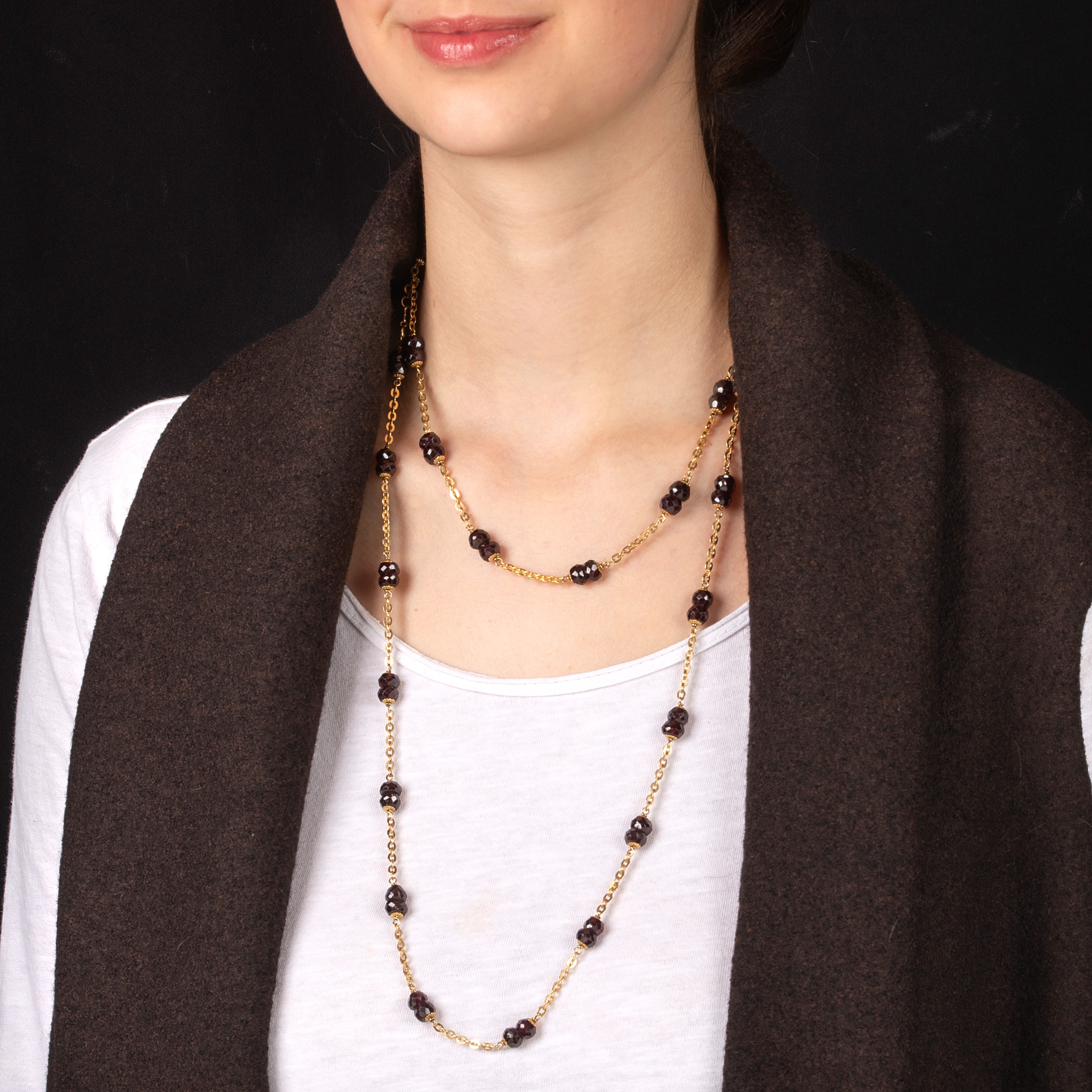 Lunga collana e braccialetto in oro giallo 18 kt e granato