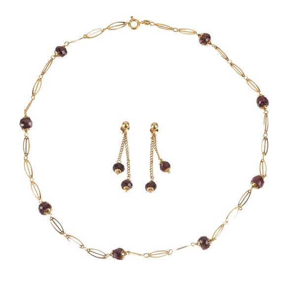 Pair of earrings and necklace in 18 kt yellow gold and garnets