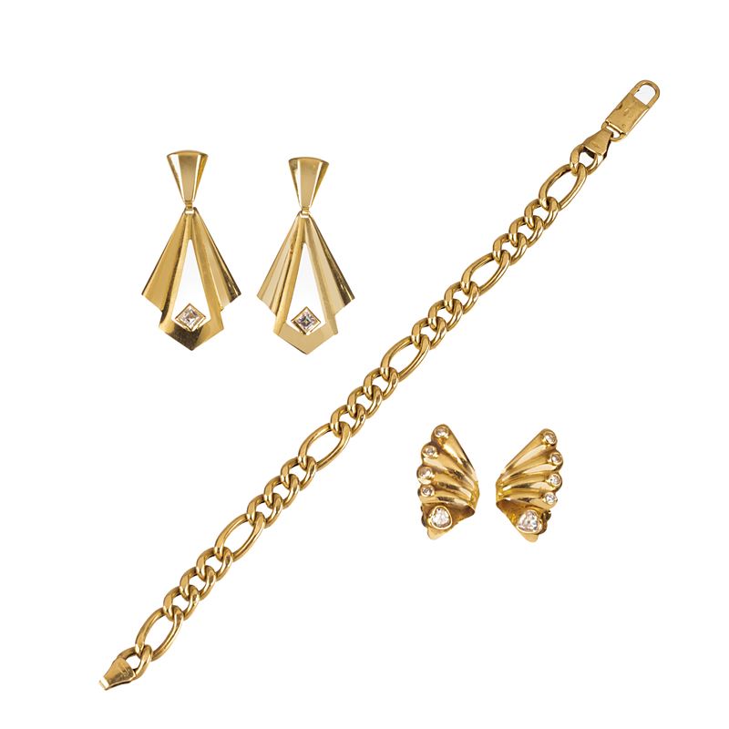 Due paia di orecchini pendenti in oro giallo 18 kt e piere sintetiche e bracciale in oro giallo 1...