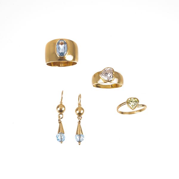 Pair of earrings and three rings in 18 kt yellow gold and blue and green stones