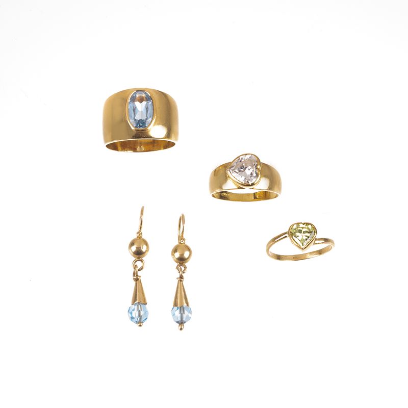 Paio di orecchini e tre anelli in oro giallo 18 kt e pietre azzurre e verde