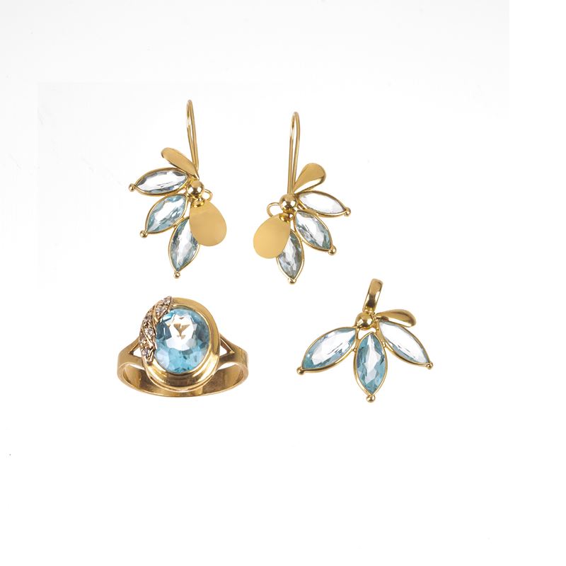 Paio di orecchini, pendente e anello in oro giallo 18 kt e pietre azzurre