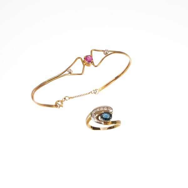Bracciale rigido in oro giallo 18kt , piccoli diamanti e pietra rossa e anello in oro 18kt e zaffiro