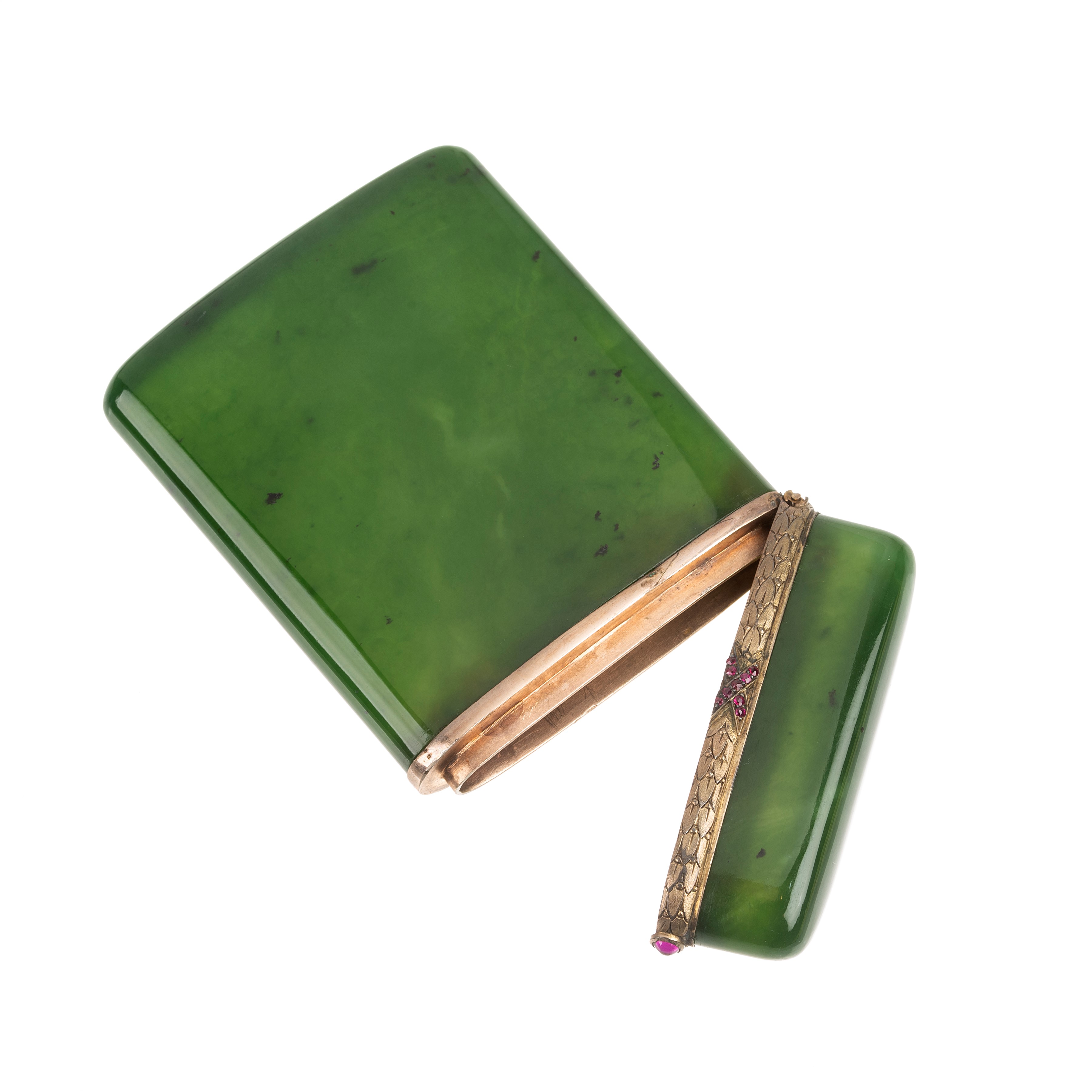 Scatola portasigarette in nefrite, argento e pietre rosse