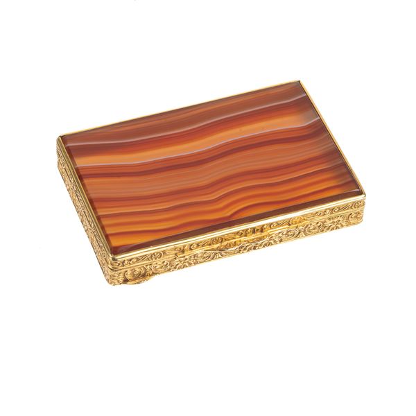 Snuff box in 18 kt yellow gold and striated agate