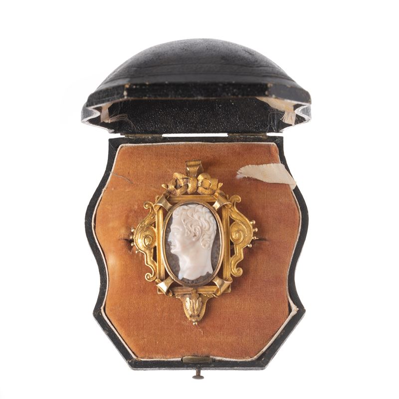 Spilla pendente in oro giallo 18 kt e cammeo inciso con profilo maschile